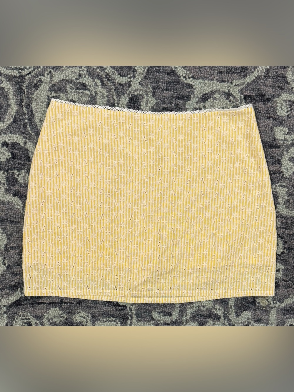 Le Lis Yellow Stripe Eyelet Lace Trim Skort! Size Large.
